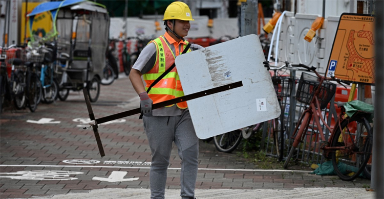 সব স্কুল বন্ধ-শত শত ফ্লাইট বাতিল করেছে হংকং