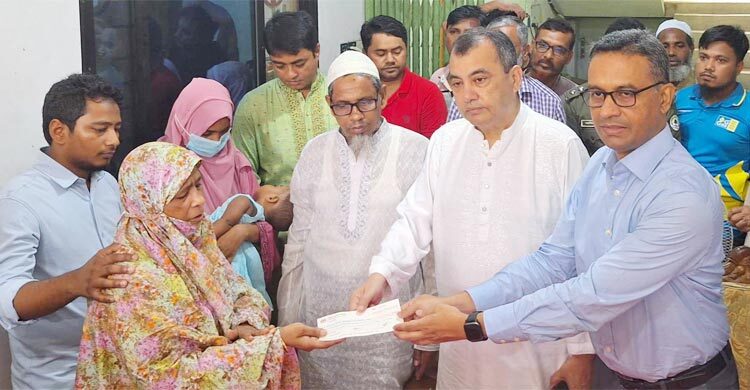 নিহত বন কর্মকর্তার পরিবারকে ১৫ লাখ টাকা সহায়তা