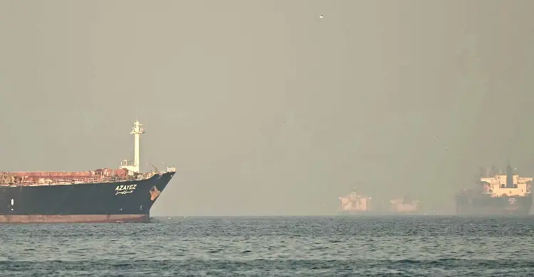 নতুন করে হরমুজ প্রণালি অতিক্রম করেছে এক ডজনের বেশি জাহাজ