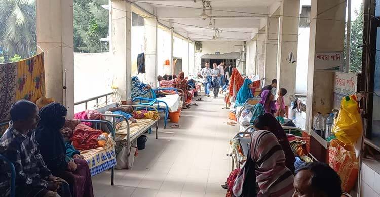 ঠান্ডা-জ্বরে আক্রান্ত শিশুতে ঠাসা চাঁদপুর জেনারেল হাসপাতাল