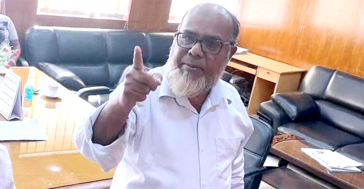 হাসপাতালের তত্ত্বাবধায়ক বললেন ‘গরু পাহারা দেওয়ার দায়িত্ব আমার না’