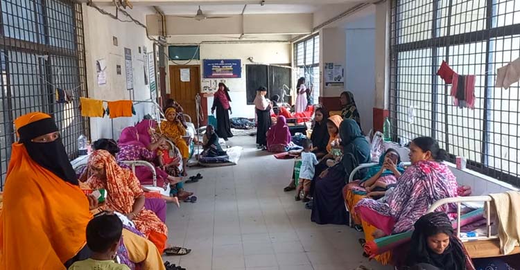 ঠান্ডা-জ্বরে আক্রান্ত শিশুতে ঠাসা চাঁদপুর জেনারেল হাসপাতাল