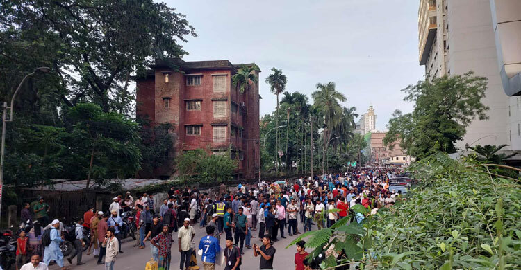 কেউ খুঁজছেন সন্তান, কারও অভিভাবককে খুঁজছেন স্বেচ্ছাসেবকরা