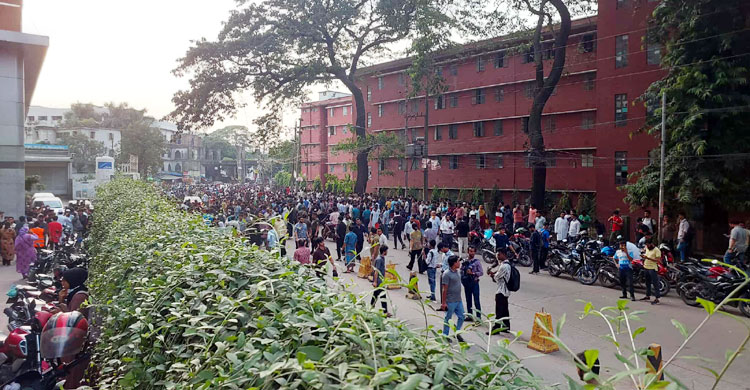 কেউ খুঁজছেন সন্তান, কারও অভিভাবককে খুঁজছেন স্বেচ্ছাসেবকরা