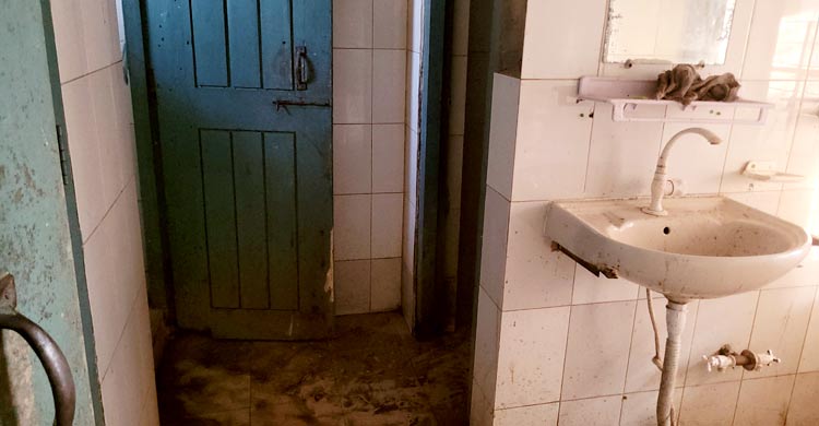 ‘ডাক্তার হঠাৎ এলেও, দালাল আসে নিয়মিত’