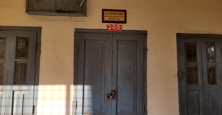 ‘ডাক্তার হঠাৎ এলেও, দালাল আসে নিয়মিত’