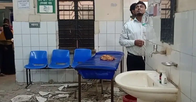 ধসে পড়লো হাসপাতালের ছাদের পলেস্তারা, আহত ৪