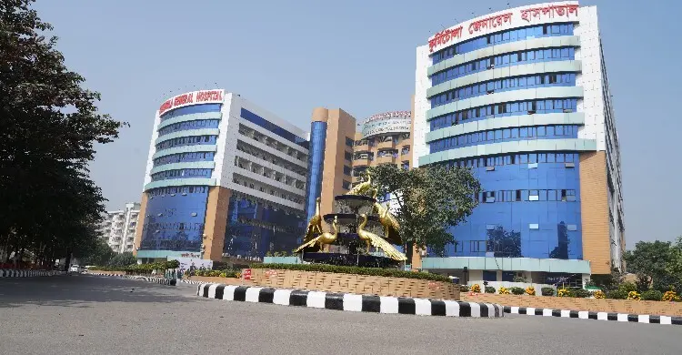 নিয়ন্ত্রণ হারিয়ে হাসপাতাল প্রাঙ্গণে আছড়ে পড়লো বাস, প্রাণ গেল পথচারীর