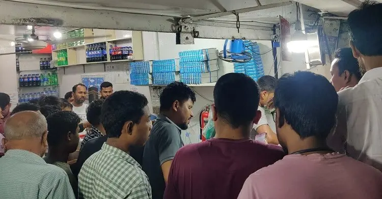 বাসায় গ্যাস নেই, হোটেলে খাবার পেতে ‘যুদ্ধ’