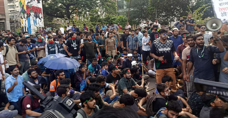 ইন্টারকন্টিনেন্টালের সামনে প্রকৌশল শিক্ষার্থীরা, থমথমে পরিস্থিতি