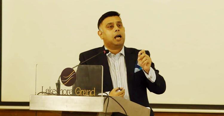 গত ১ বছরে অর্থনৈতিক সংস্কারের চাকা আসলে ঘোরেনি: মাশরুর রিয়াজ