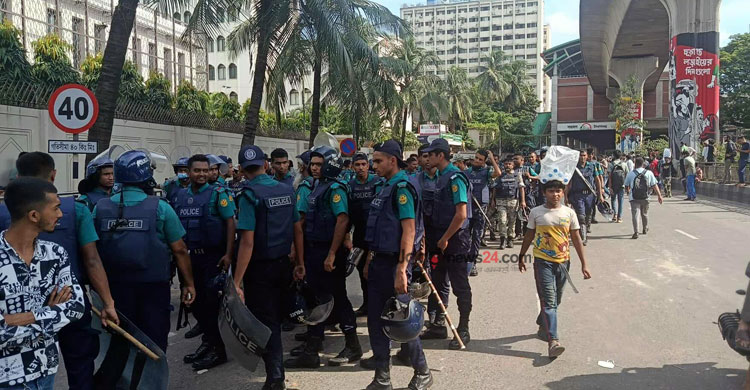 ইন্টারকন্টিনেন্টালের সামনে প্রকৌশল শিক্ষার্থীরা, থমথমে পরিস্থিতি