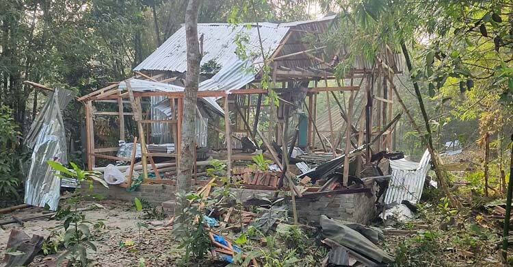 Man killed in crude bomb blast in Shariatpur; house damaged