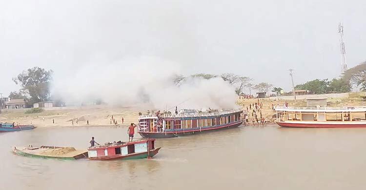 সুনামগঞ্জে পর্যটকবাহী হাউজবোটে আগুন