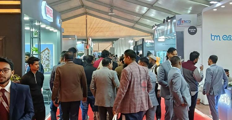 ছুটির দিনে আবাসন মেলায় ক্রেতা-দর্শনার্থীর ভিড়