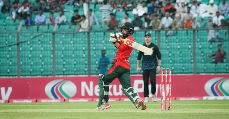 ‘নো লুক’ ছক্কা, ৩৬০ ডিগ্রি ব্যাটিং দেখে অবাক কিউইরা