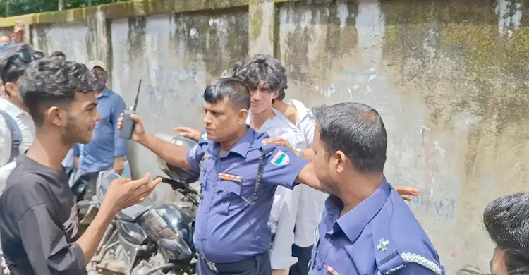 পরীক্ষা শেষে হামলার শিকার দুই এইচএসসি পরীক্ষার্থী