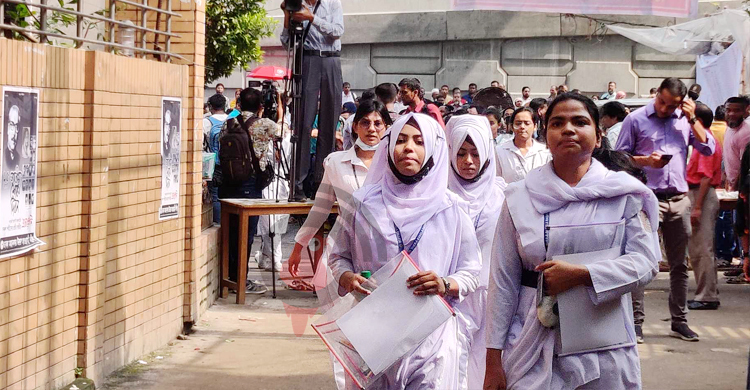 এইচএসসি পরীক্ষা শুরু, কেন্দ্র পরিদর্শনে শিক্ষামন্ত্রী