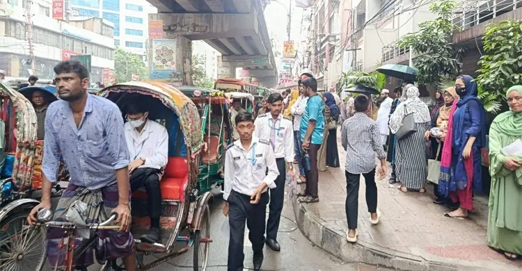 মৌচাক-মগবাজারে যানজটের কবলে পরীক্ষার্থীরা, কেন্দ্রে পৌঁছাতে ভোগান্তি