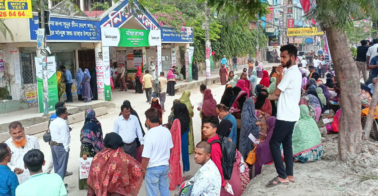 এইচএসসি পরীক্ষার্থীরা স্বাস্থ্যবিধি মানলেও অভিভাবকরা ‘বেপরোয়া’