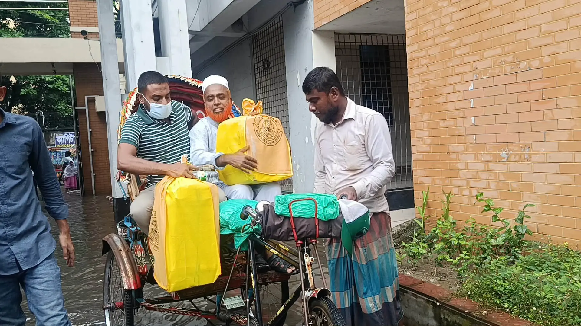 সাধারণ একজন পরীক্ষক ৩০০ থেকে ৫০০ খাতা পেয়েছেন/ছবি: জাগো নিউজ