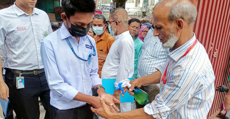 এইচএসসি পরীক্ষার্থীরা স্বাস্থ্যবিধি মানলেও অভিভাবকরা ‘বেপরোয়া’
