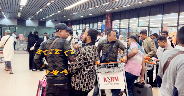 শাহজালাল বিমানবন্দরে ট্রলি নিয়ে চরম বিশৃঙ্খলা