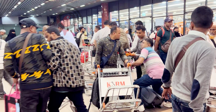 শাহজালাল বিমানবন্দরে ট্রলি নিয়ে চরম বিশৃঙ্খলা