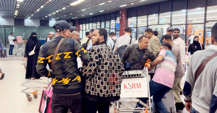 শাহজালাল বিমানবন্দরে ট্রলি নিয়ে চরম বিশৃঙ্খলা