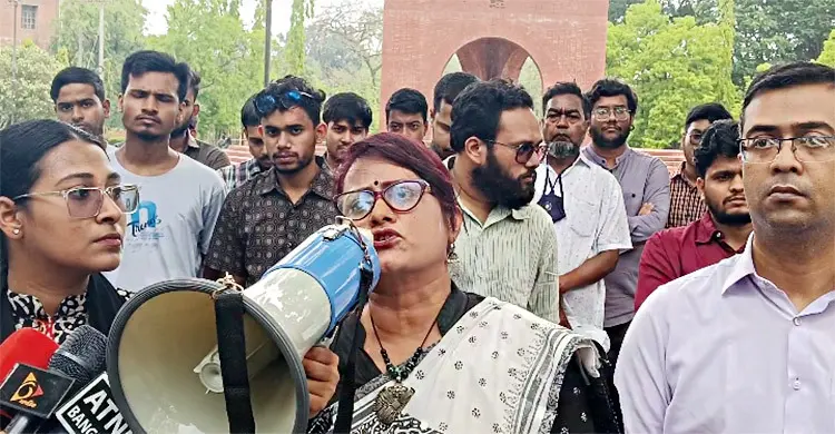 জাবিতে মানববন্ধনে জুলাই হামলায় মদদদাতা শিক্ষক, শিক্ষার্থীদের ক্ষোভ