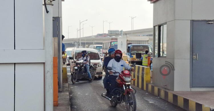২০ টাকায় এক্সপ্রেসওয়ে পার হচ্ছে মোটরসাইকেল-অটোরিকশা