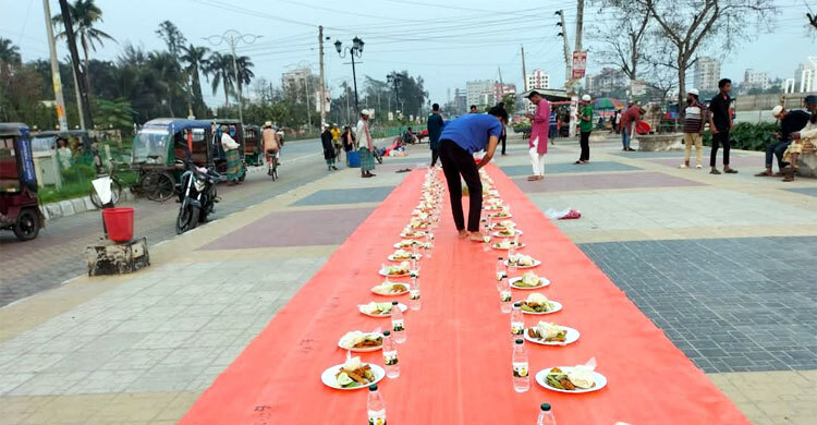 সড়কের পাশে শত শত প্লেটে সাজানো ইফতারি
