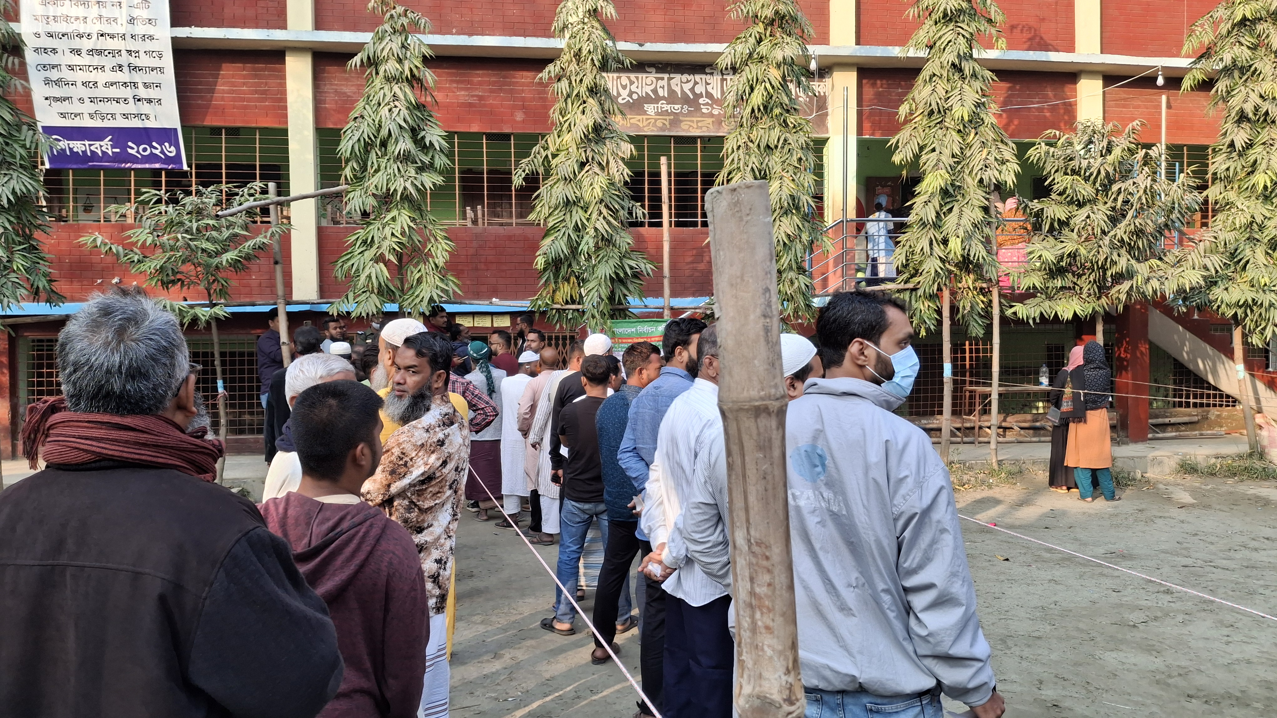 যাত্রাবাড়ীর মাতুয়াইল বহুমুখী উচ্চ বিদ্যালয় কেন্দ্রে লাইনে দাঁড়িয়ে আছেন ভোটাররা