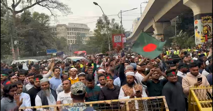 শাহবাগে মানুষের মুখে হাদি হাদি স্লোগান