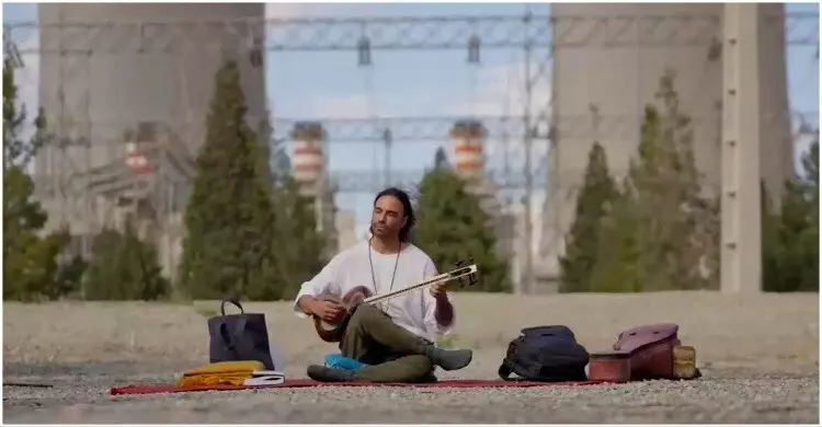 চাটাই বিছিয়ে বাজালেন তার, ইরানের এই শিল্পীর সুরেই যেন থামলো যুদ্ধ