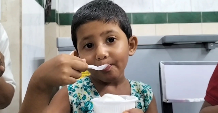 আইসক্রিমের জন্য ভিড় জমে ওয়ান মিনিটে