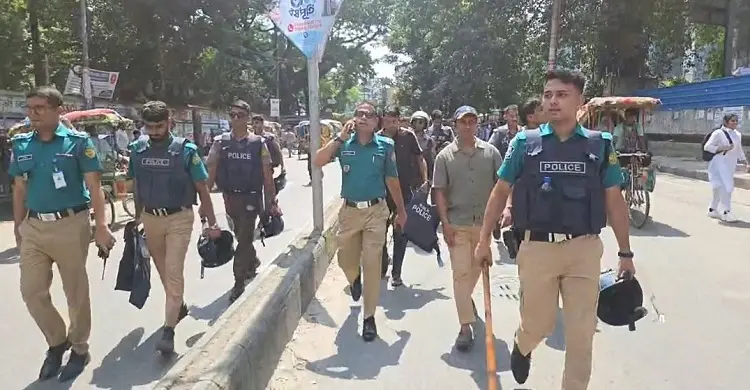 সংঘর্ষ ঠেকাতে সতর্ক অবস্থানে পুলিশ/ ছবি- জাগো নিউজ