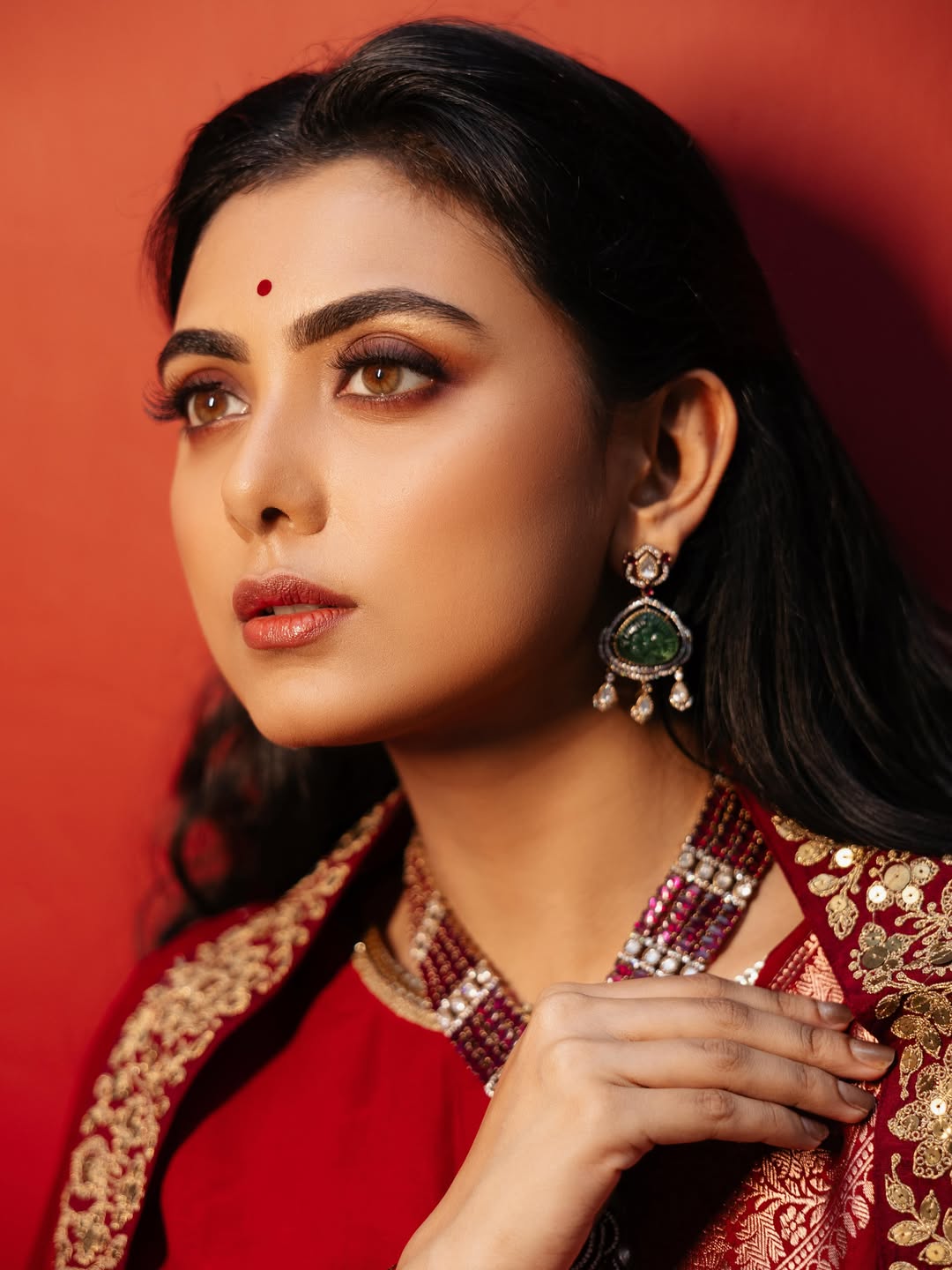 লাল শাড়িতে অনবদ্য ইধিকার ফ্যাশন স্টেটমেন্ট