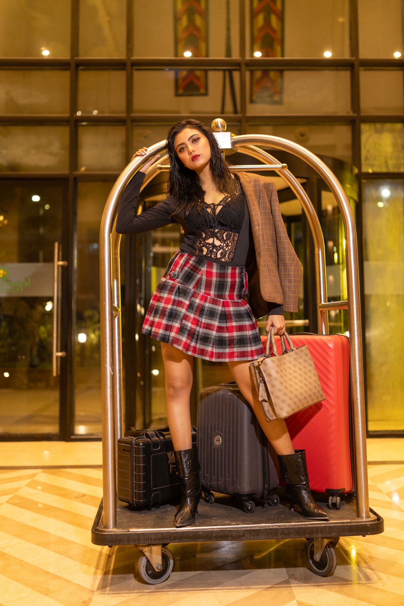 ব্লেজার-বুট আর বোল্ডনেস, ইধিকার ফ্যাশন বার্তা