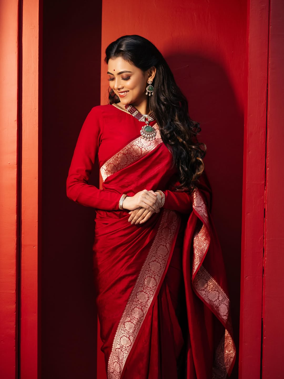 লাল শাড়িতে অনবদ্য ইধিকার ফ্যাশন স্টেটমেন্ট