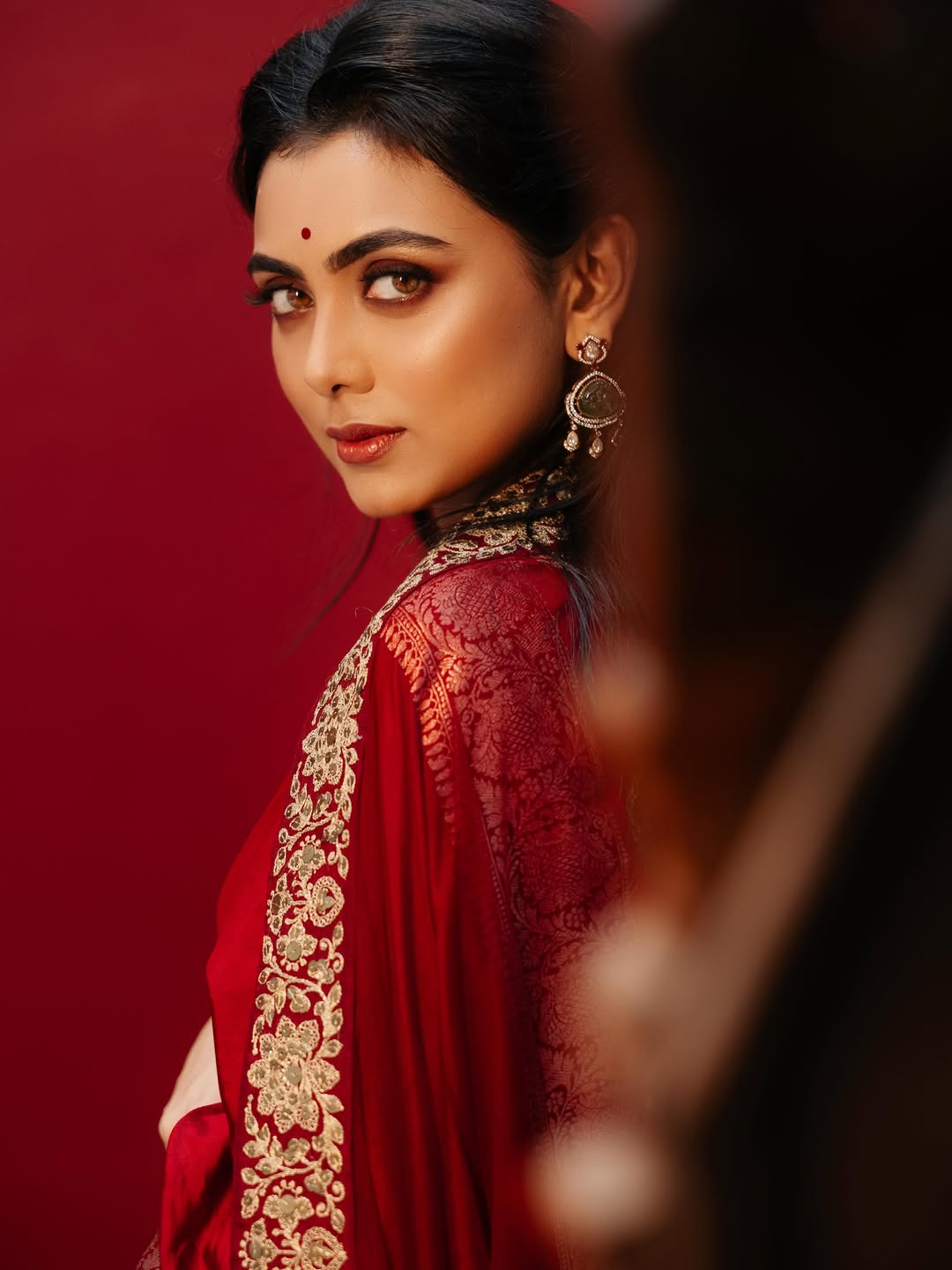 লাল শাড়িতে অনবদ্য ইধিকার ফ্যাশন স্টেটমেন্ট