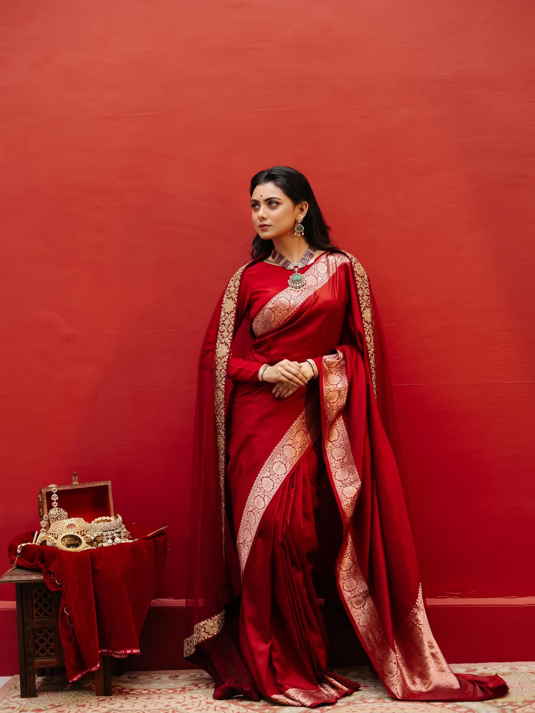লাল শাড়িতে অনবদ্য ইধিকার ফ্যাশন স্টেটমেন্ট