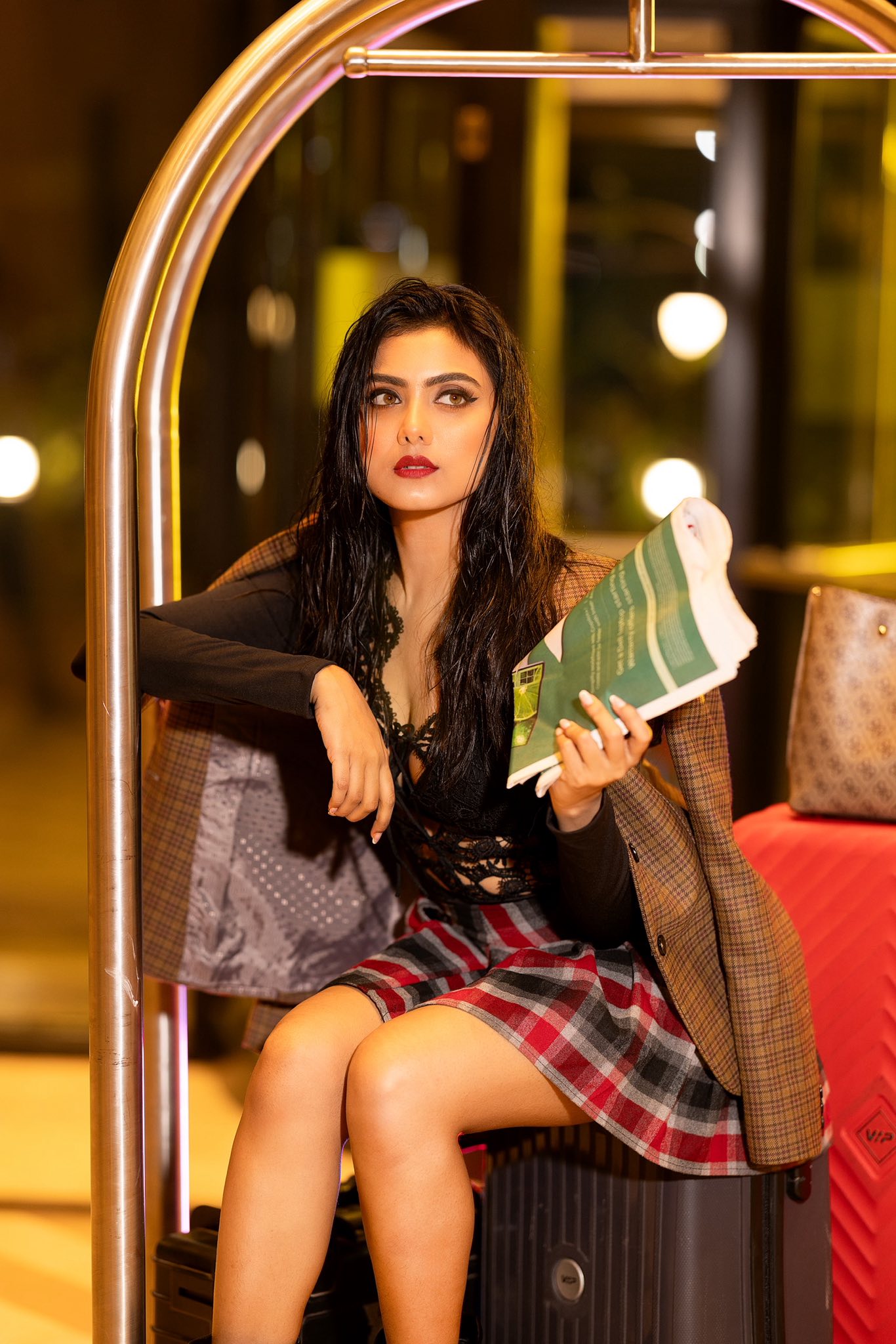 ব্লেজার-বুট আর বোল্ডনেস, ইধিকার ফ্যাশন বার্তা