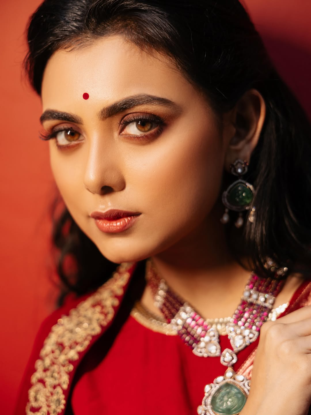 লাল শাড়িতে অনবদ্য ইধিকার ফ্যাশন স্টেটমেন্ট