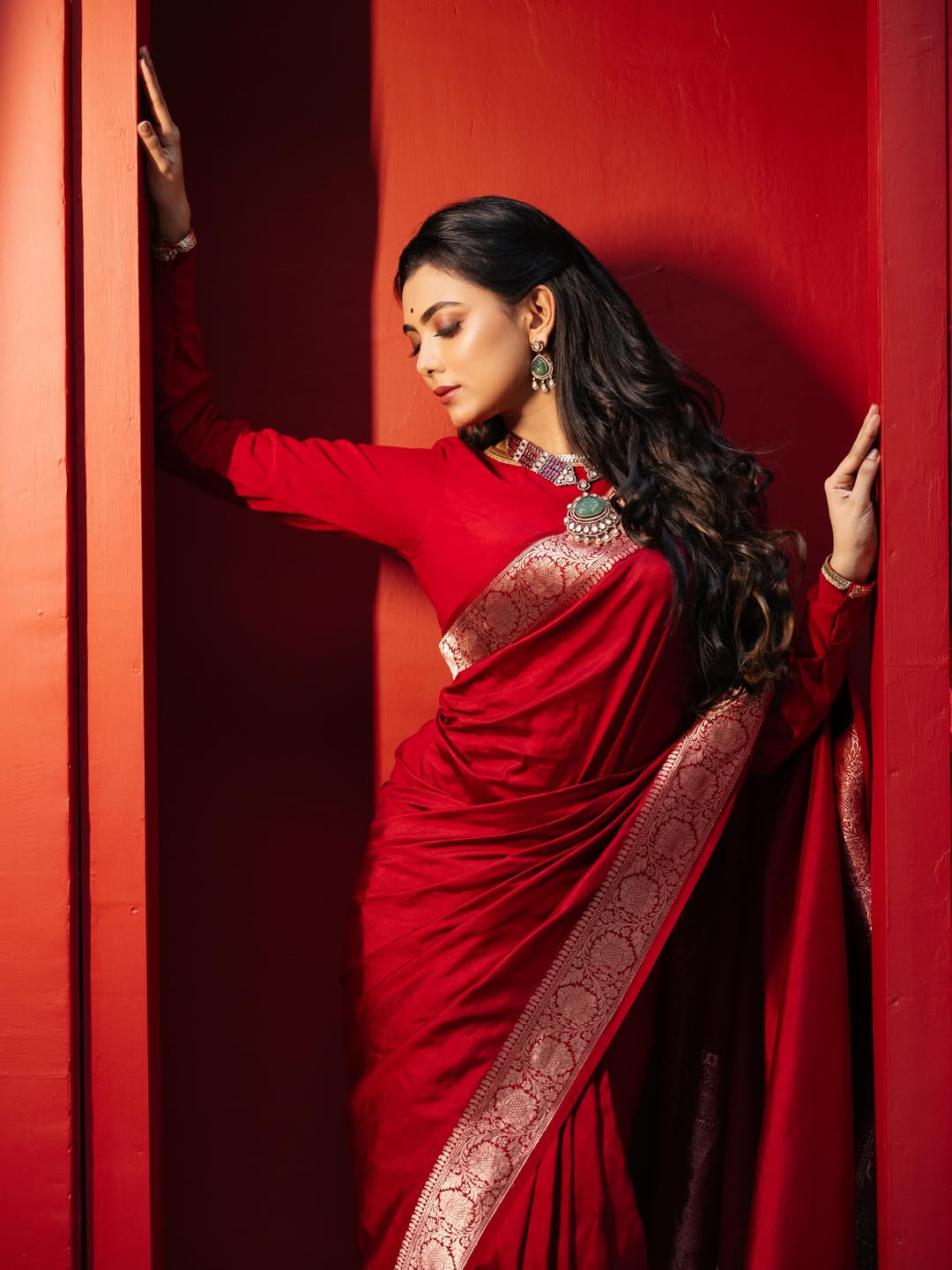 লাল শাড়িতে অনবদ্য ইধিকার ফ্যাশন স্টেটমেন্ট