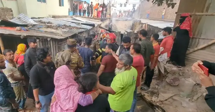 মোহাম্মদপুরে বস্তিতে আগুন