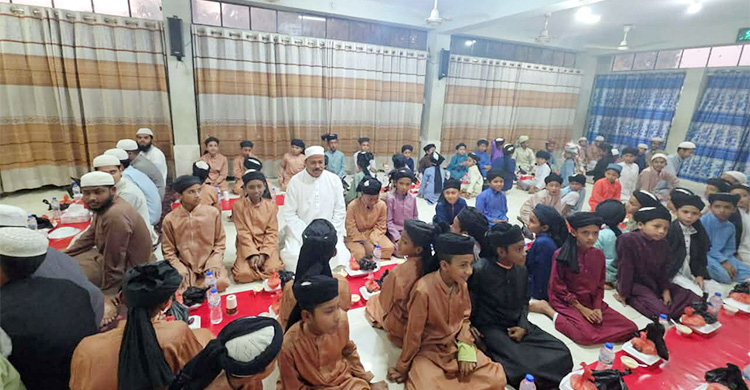 এতিম শিক্ষার্থীদের সঙ্গে ইফতার করলেন আসলাম চৌধুরী