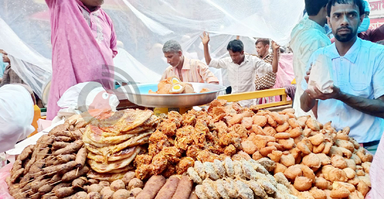 চকবাজারে দুপুর থেকে ইফতারির পসরা, দাম চড়া