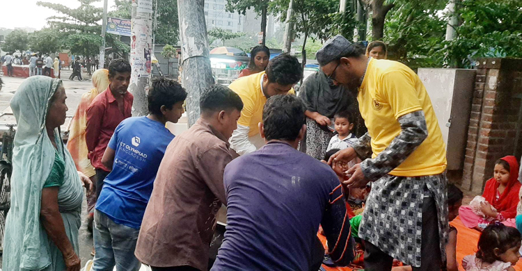 তরুণদের উদ্যোগে অসহায়দের মাঝে ইফতারি বিতরণ