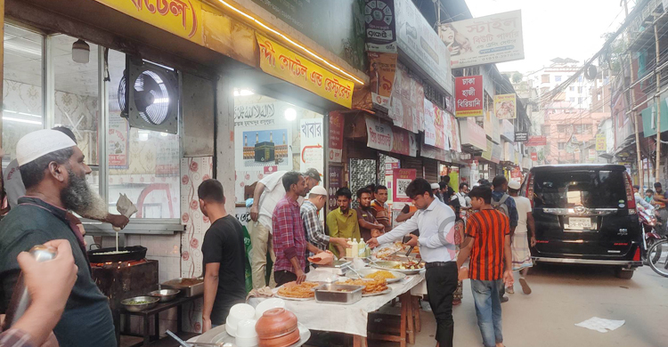 ইফতারিতে ভাজাপোড়া বাড়ায় হৃদরোগ-ফ্যাটিলিভারের ঝুঁকি